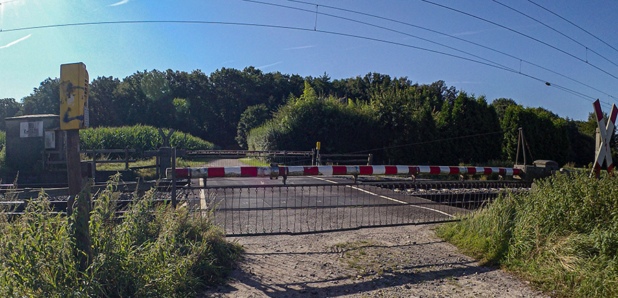 2808-SpoorbomenDicht