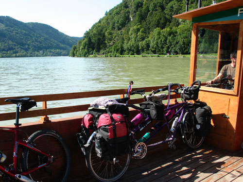 Pontje bij de Donau Slinger