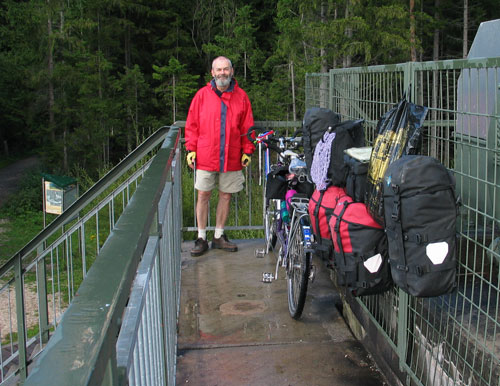 Fietstassen aan het hek