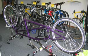 De tandem in reparatie bij de fietsenmaker