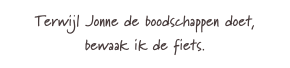 Terwijl Jonne de boodschappen doet, bewaak ik de fiets.